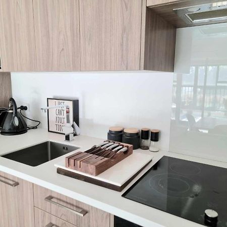 Modern 1 Bedroom Apartment Across From Hagley Park 크라이스트처치 외부 사진